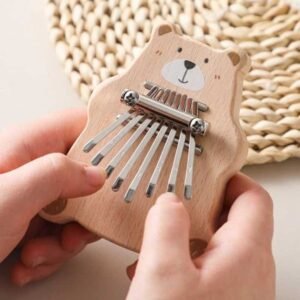 8Key Mini Kmba Exquisite Finger Piano Baby Montessori Toys Cartoon Bear Thumb Piano Portable Marimba Musical Pendant Toy Gift L260602PEC1